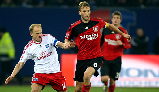 Nach dem Spiel gegen den HSV musste Simon Rolfes (M.) lange pausieren