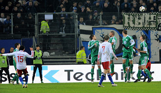 Hamburgs Piotr Trochowski trifft in der Nachspielzeit zum 1:1 gegen den VfL Wolfsburg