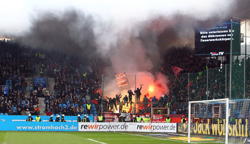 Im Bochumer Stadion brannten vor Anpfiff im Gästeblock Bengalos