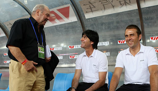Klaus Schlappner (l.) mit Jogi Löw und Hansi Flick beim Testspiel in China 2009
