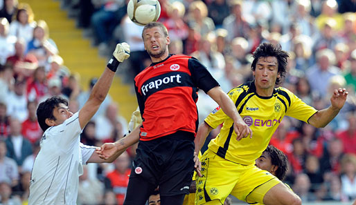 Eintracht-Keeper Oka Nikolov (l.) bestritt fünf Länderspiele für Mazedonien
