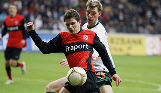 Pirmin Schwegler (v.) absolvierte in dieser Saison bereits 16 Liga-Spiele für Eintracht Frankfurt