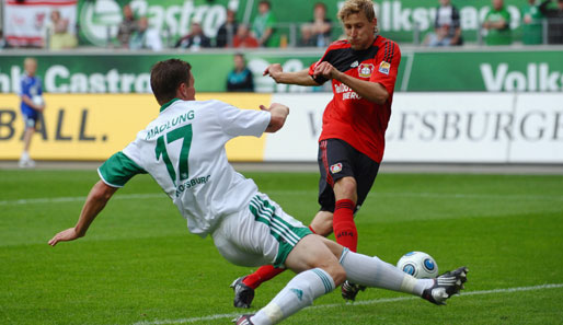 Im hitzigen Hinspiel (zwei Platzverweise) erzielte Stefan Kießling (r.) das dritte Tor beim 3:2 für Bayer