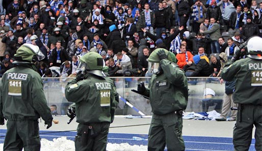 Die Polizei drängte die Hertha-Randalierer schließlich zurück in den Fanblock
