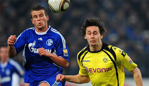 Lukas Schmitz (l.) zeigte auch im Derby gegen Dortmund (2:1) eine starke Leistung