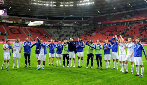 Die Spieler von Schalke 04 feiern ihren Sieg über Bayer 04 Leverkusen