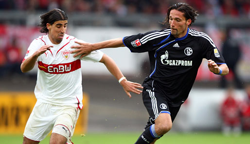 Kevin Kuranyi (r.) erzielte im Hinspiel das Schalker 2:1 gegen Sami Khedira und den VfB Stuttgart