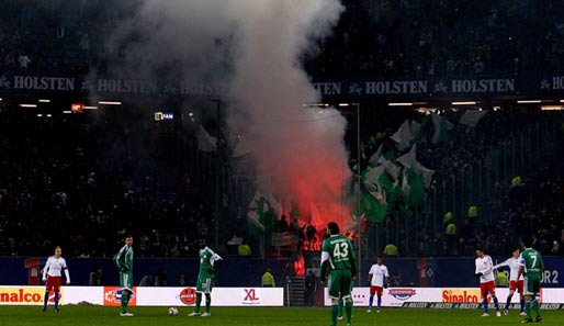 Im Spiel gegen den HSV zündeten Wolfsburger Fans bengalische Feuer