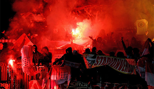 Leverkusener Fans zünden im Spiel gegen Köln pyrotechnische Gegenstände