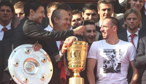 Bayerns Prunkstücke: Schale, DFB-Pokal, Arjen Robben und Franck Ribery