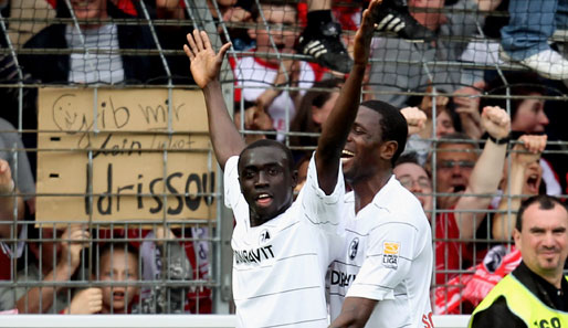Mohamadou Idrissou (r.) und Demba Papiss Cisse sorgten für die Tore gegen Dortmund