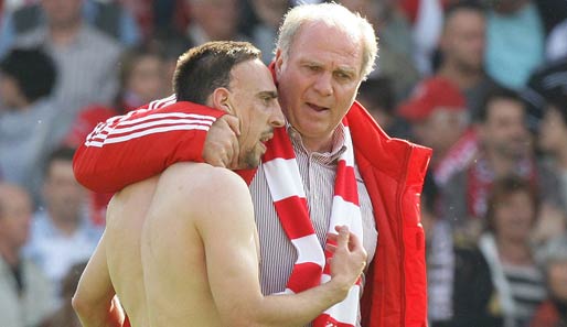 Uli Hoeneß (r.) glaubt fest an eine Zukunft von Franck Ribery bei den Bayern