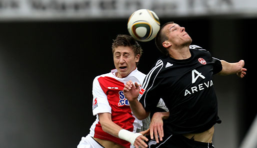 Jens Hegeler (l., gegen Christian Eigler) unterlag mit dem FC Augsburg dem Club in der Relegation