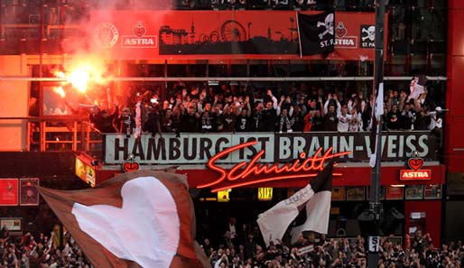 Die Mannschaft des FC St. Pauli bei der Aufstiegsfeier auf der Reeperbahn