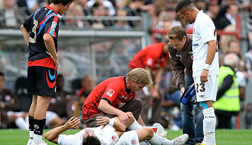 Besorgte Blicke: St. Paulis Florian Bruns musste gegen Santander verletzt ausgewechselt werden
