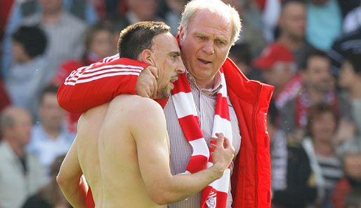 Franck Ribery (l. mit Uli Hoeneß) bedankt sich beim FC Bayern für eine beispiellose Unterstützung