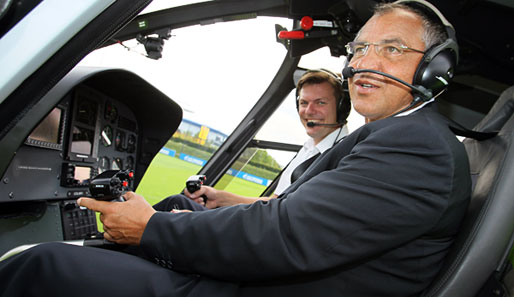 Anlässlich der Saisoneröffnung flog Felix Magath mit dem Helikopter über die Veltins-Arena