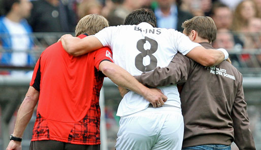 Im Testspiel gegen Santander musste St. Paulis Florian Bruns vom Platz getragen werden