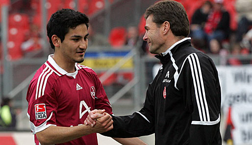 Ilkay Gündogan (l., mit Coach Dieter Hecking) hat beim Club noch einen Vertrag bis 2012