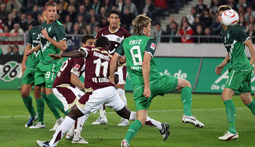 Der Anfang vom Werder-Ende: Clemens Fritz (Nummer 8) bugsiert den Ball ins eigene Netz