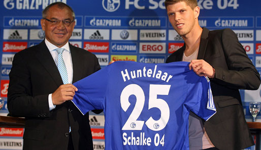 Neuzugang Klaas-Jan Huntelaar (r.) kostete Schalke 04 rund 14 Millionen Euro