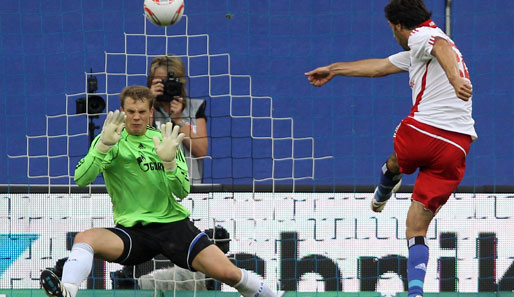 Auch dank Ruud van Nistelrooy (r.) steht der Hamburger SV ohne Punktverlust auf Rang vier