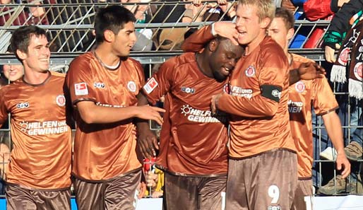 Gerald Asamoah (Dritter von links) war einer der Pauli-Matchwinner gegen Nürnberg