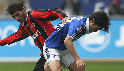 Atsuto Uchida (r.) hat sich beim FC Schalke auf der rechten Verteidigerposition festgebissen