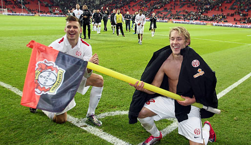 Die Mainzer Szalai und Holtby feierten in Leverkusen schon den achten Sieg im neunten Saisonspiel