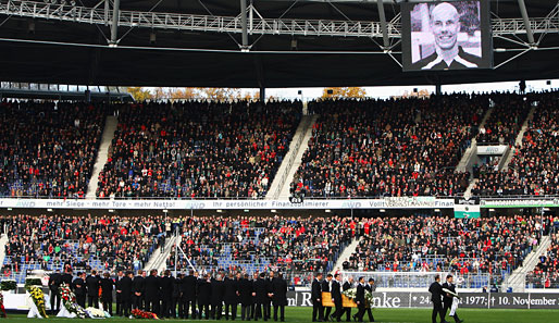 Vor einem Jahr wurde die Gedenkfeier für Robert Enke in der AWD-Arena in Hannover abgehalten