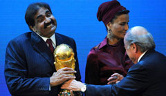Scheich Johann El Lafer erhält den WM-Pokal und übergibt seine 13. Ehefrau an einen Dunkelmann