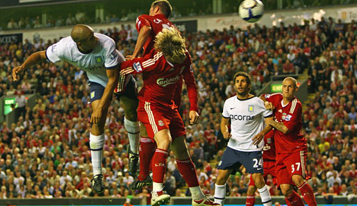 Curtis Davies (l.) trifft per Kopf gegen Liverpool. Carragher und Torres können ihn nicht stoppen