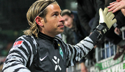 Abklatschen mit den Fans: Tim Wiese will auch weiterhin für den SV Werder Bremen spielen