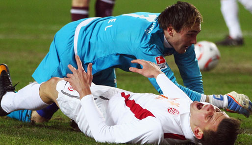 Adam Szalai von Mainz 05 zog sich in dieser Szene gegen den FCK einen Außenbandriss im Knie zu