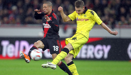 Sven Bender (r.) zog sich gegen Bayer Leverkusen eine Innenbanddehnung im Knie zu