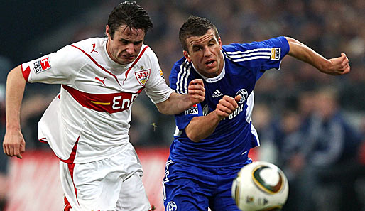 Christian Träsch (l., im Zweikampf mit Schalkes Schmitz) hat beim VfB noch Vertrag bis 2012