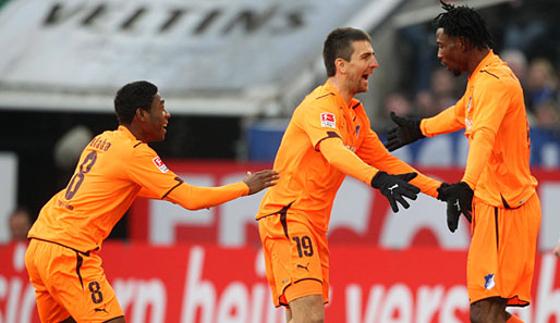 Hoffenheims Vedad Ibisevic (M.) feiert den Siegtreffer gegen Schalke 04 von Isaac Vorsah (r.)