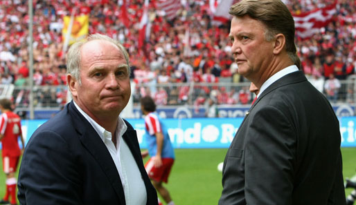 Louis van Gaal (r.) hat beim FC Bayern im Zwist mit Präsident Uli Hoeneß noch einmal nachgelegt