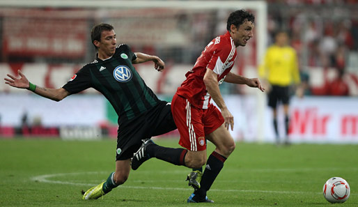 Doch bald Teamkollegen? Bayerns Mark van Bommel (r.) und Mario Mandzukic vom VfL Wolfsburg