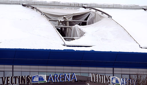 Ende Dezember enstanden durch enorme Schneelast große Risse im Dach der Schalke-Arena