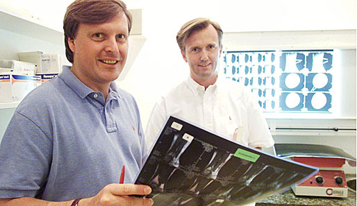 Die Pauli-Orthopäden Dr. Lütten (l.) und Dr. Holz sind seit zehn Jahren im Amt