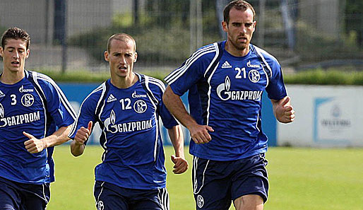Peer Kluge (M.) und Christoph Metzelder (r.) verletzen sich bei der Partie gegen Mönchengladbach