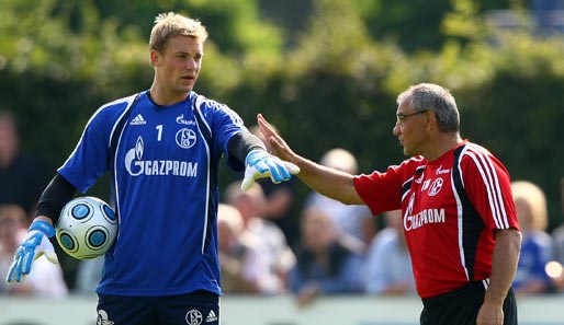 Manuel Neuer (l.) bleibt laut Trainer Felix Magath bis 2012 auf Schalke
