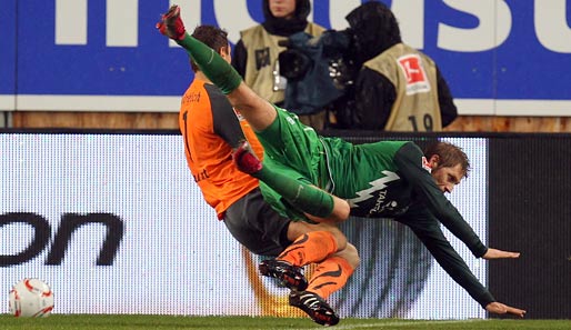 Bremens Aaron Hunt (r., gegen VfB-Keeper Sven Ulreich) steht bei den Werder-Fans in der Kritik