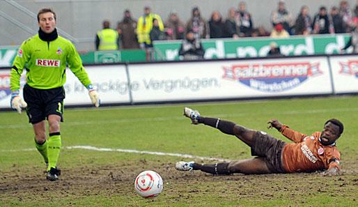 Sie geben ihren Klubs Hoffnung: Der Kölner Rensing (l.) und Asamoah vom FC St. Pauli
