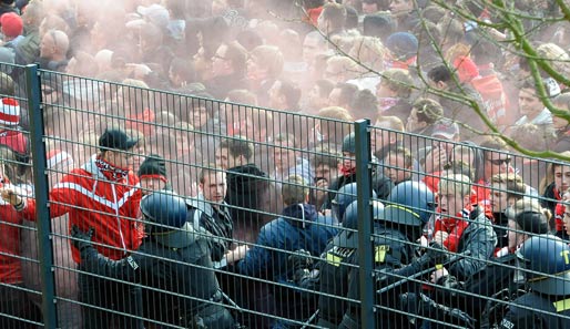 Bei Fan-Randalen vor dem Match zwischen Frankfurt und Lautern wurden sechs Polizisten verletzt