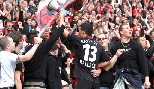 Michael Ballack feierte Leverkusens 2:0-Sieg gegen den FC Schalke 04 mit den Fans