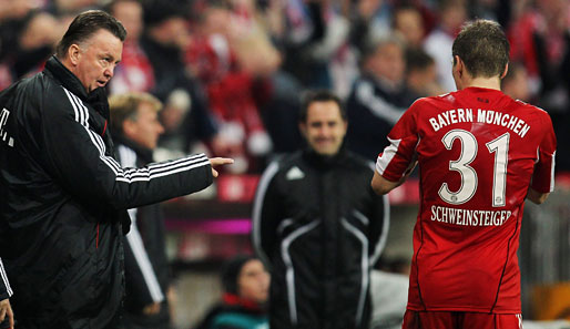Bastian Schweinsteiger (r.) ist Trainer Louis van Gaals verlängerter Arm im Spiel der Bayern
