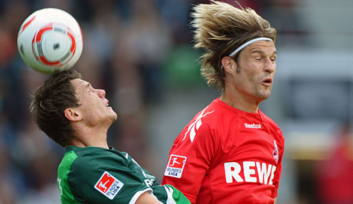 Werders Sebastian Boenisch (l.) musste erneut am Knie operiert werden