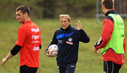 Christoph Daum (M.) will sich vor dem Freitagsspiel gegen Bremen nicht in die Karten schauen lassen